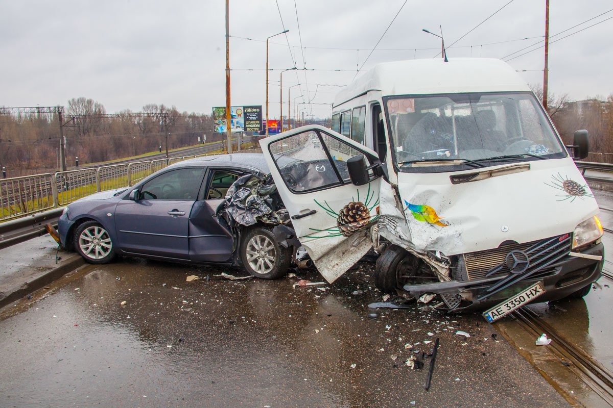 Mazda влетела в маршрутку №99