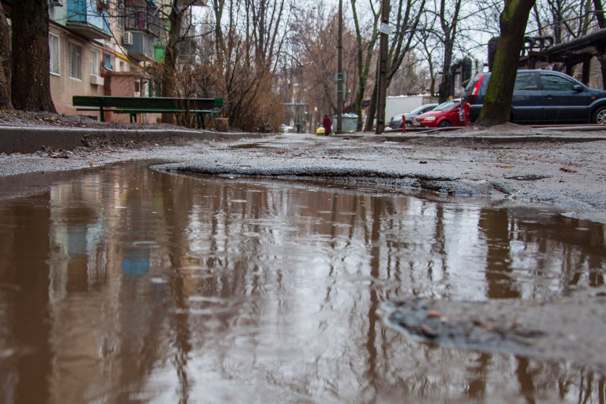 Маленькие озера заполонили двор 