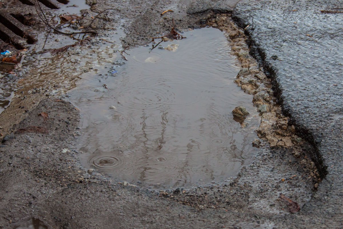 Когда-то был неплохой слой асфальта