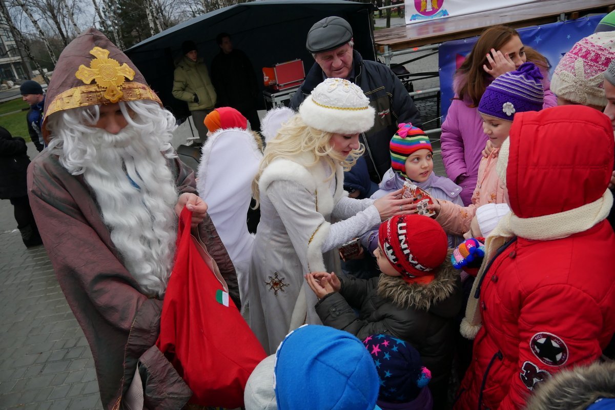 Детям вручали подарки