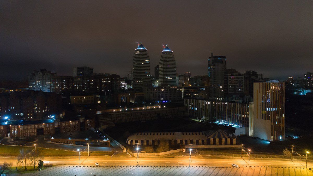 В городе загораются тысячи огней В городе загораются тысячи огней