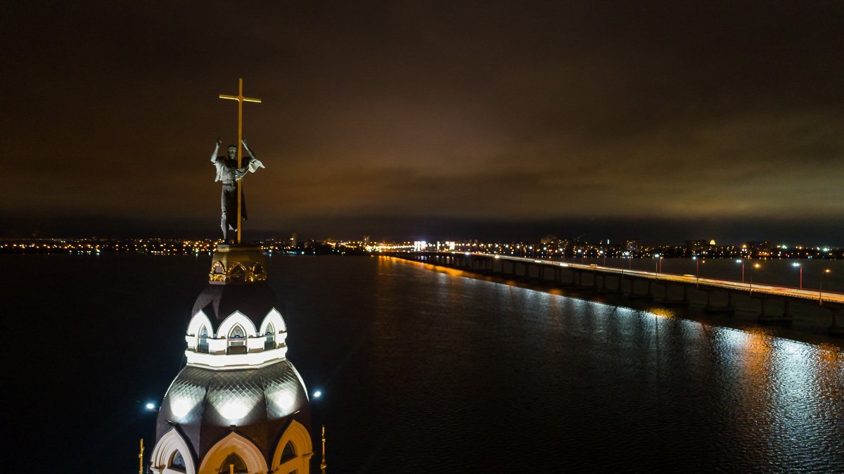 Храм в честь Святого Иоанна Крестителя возвышается над городом Храм в честь Святого Иоанна Крестителя возвышается над городом