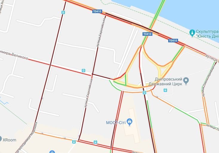 Затруднено движение почти на всех центральных улицах Днепра Затруднено движение почти на всех центральных улицах Днепра