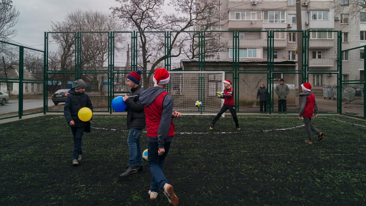 А футболистов во дворе оказалось много