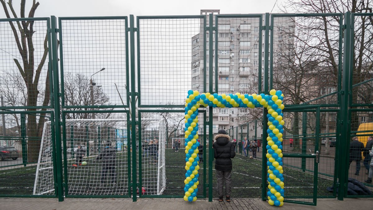 Площадка ограждена забором