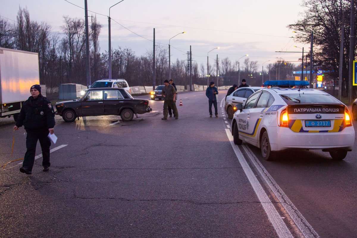 Сотрудники полиции устанавливают детали происшествия Сотрудники полиции устанавливают детали происшествия