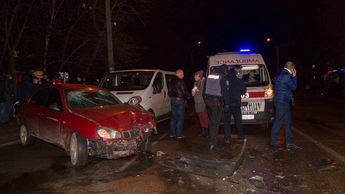 Сотрудники полиции опрашивают очевидцев Сотрудники полиции опрашивают очевидцев