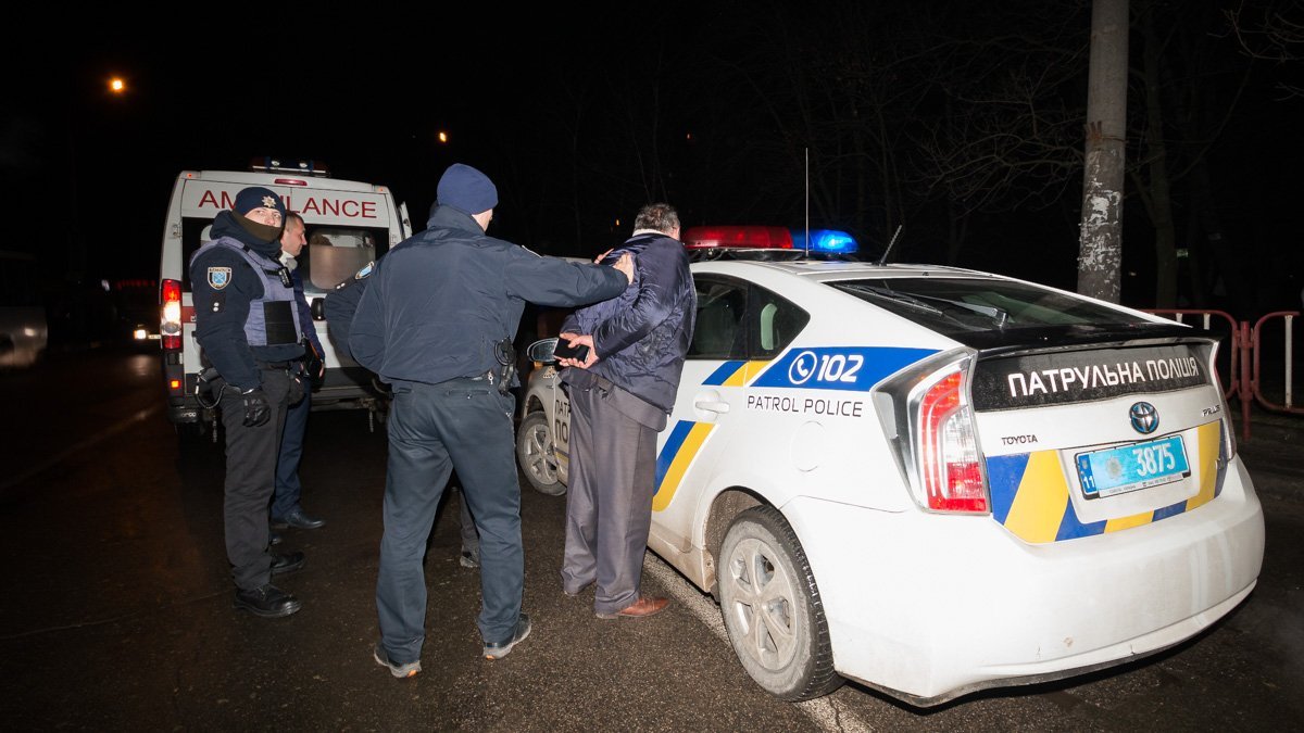 По словам очевидцев, водитель серого авто был пьян По словам очевидцев, водитель серого авто был пьян