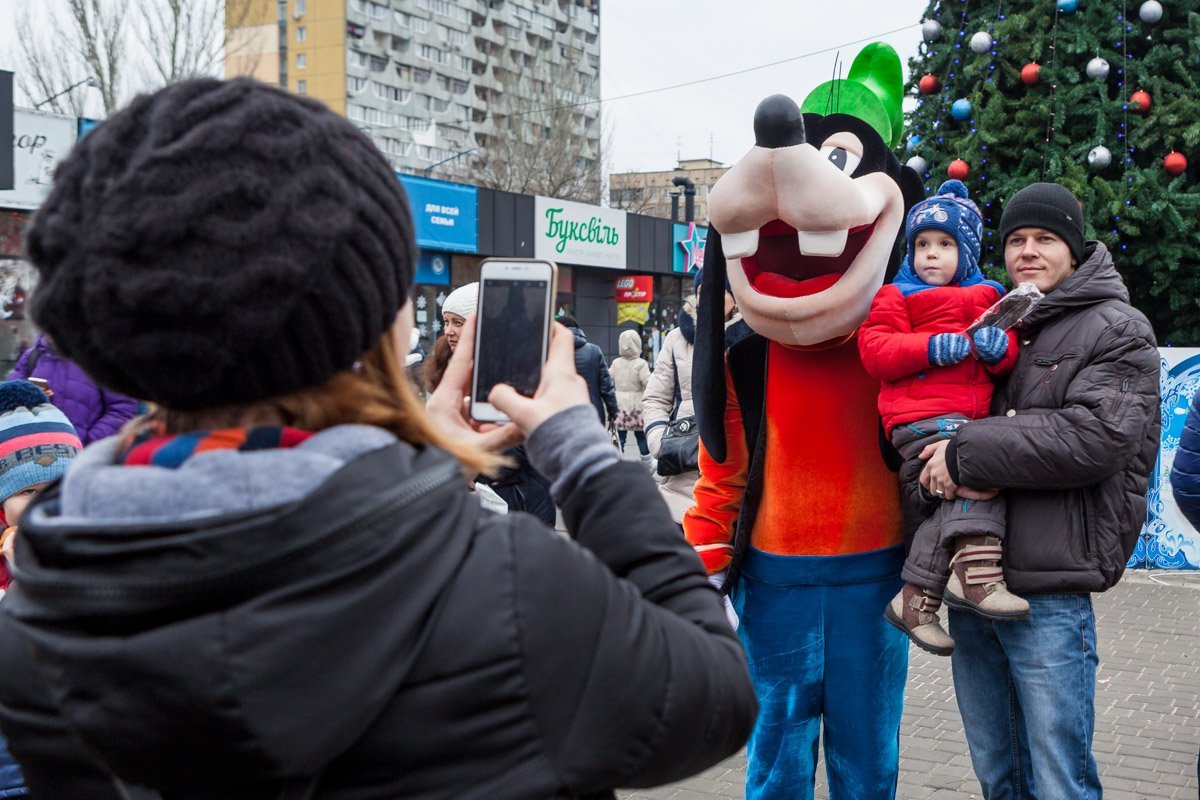 Дети фотографировались с персонажами мультфильмов Дети фотографировались с персонажами мультфильмов