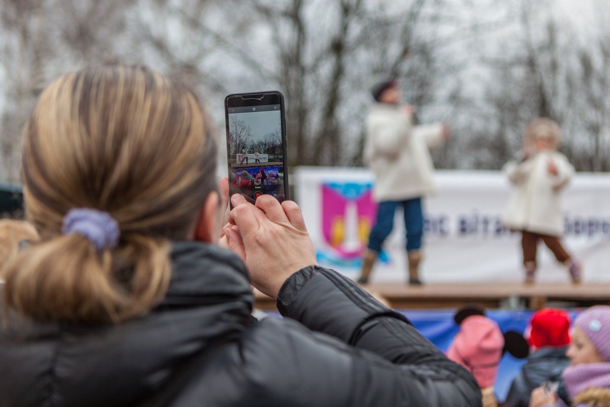 Родители снимали на видео выступления своих детей Родители снимали на видео выступления своих детей