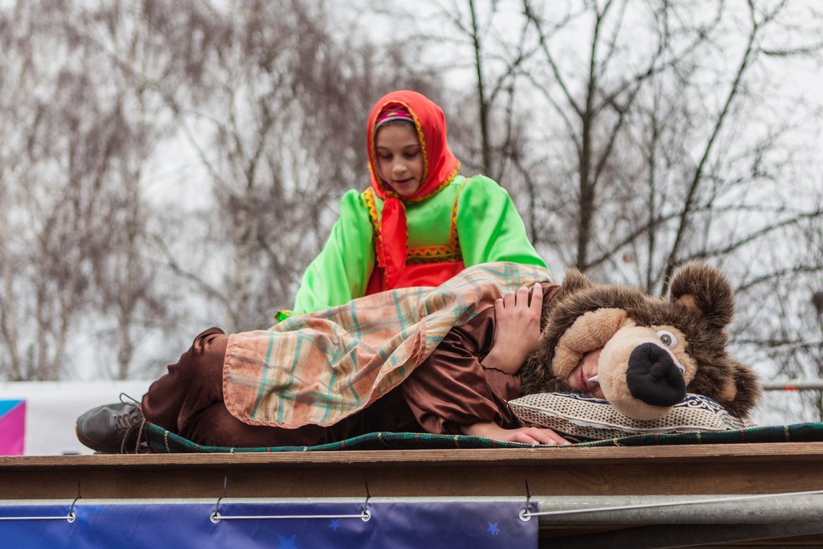 Песни сопровождались перфомансом  Песни сопровождались перфомансом
