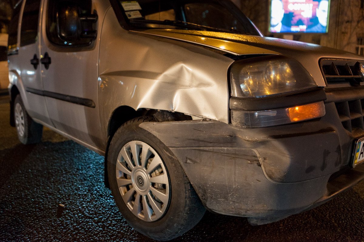 Вмятина на автомобиле вследствие ДТП Вмятина на автомобиле вследствие ДТП