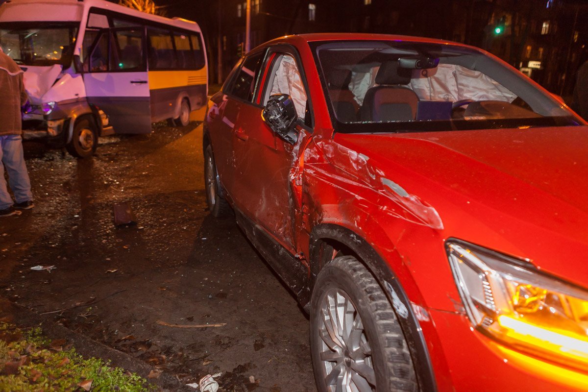 Девушка на Audi начала движение на красный свет