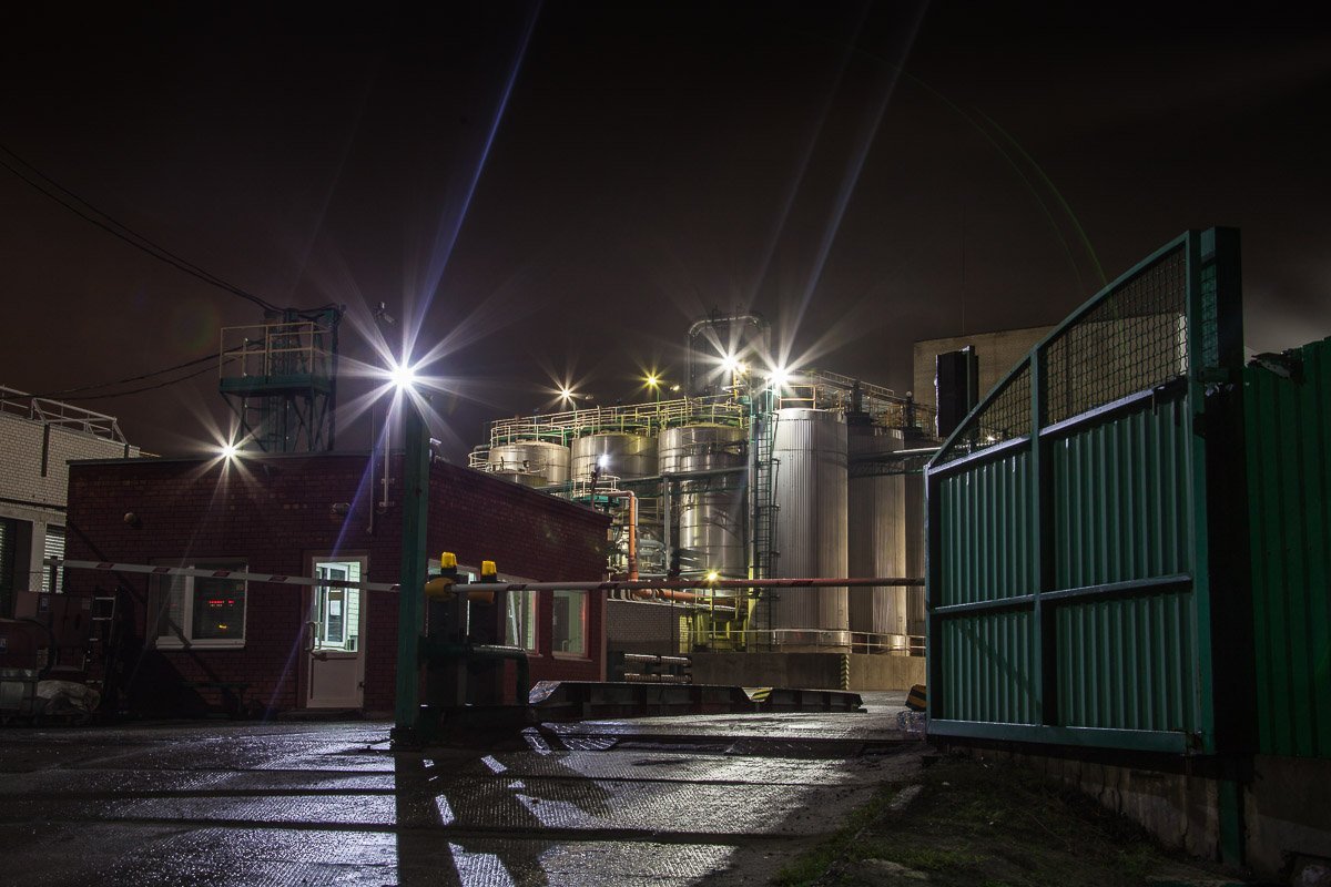 Можно не только работать на заводе, но и любоваться его зданиями