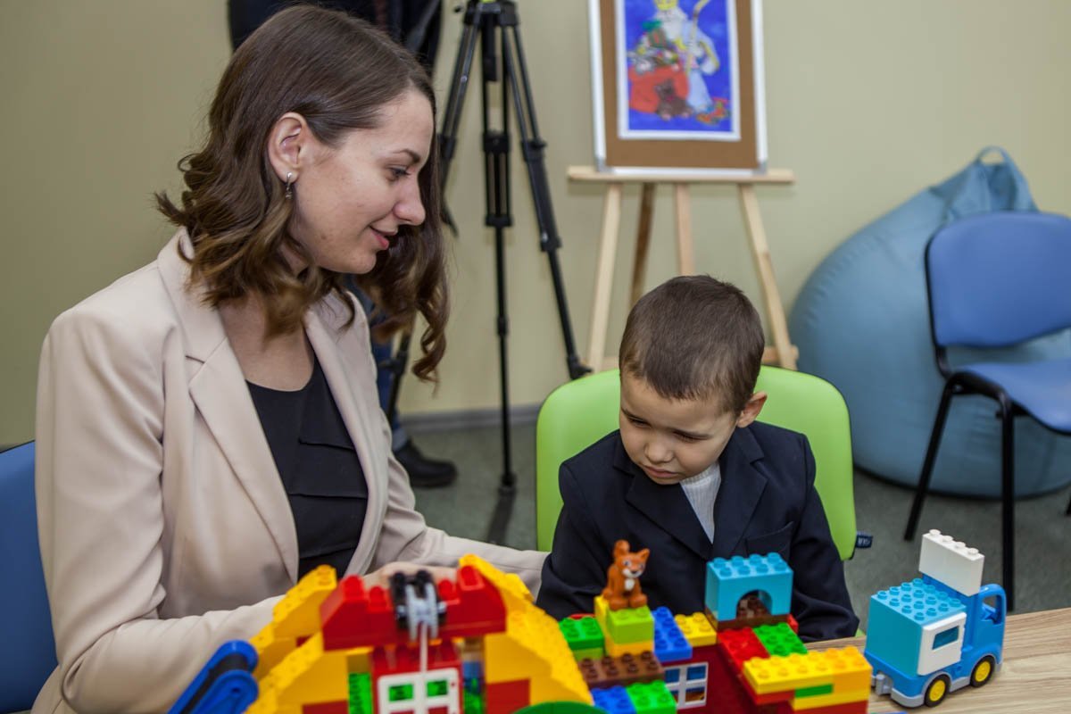 С каждым "особенным" ребенком работает воспитатель по индивидуальной программе С каждым "особенным" ребенком работает воспитатель по индивидуальной программе