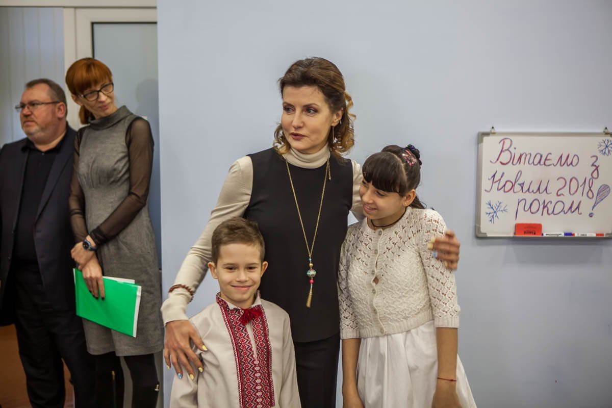 Во время визита в Днепр Марина Порошенко посетила школу №89 Во время визита в Днепр Марина Порошенко посетила школу №89