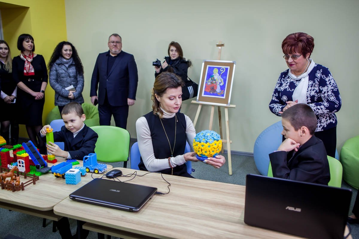 Ученик 5-а Павел показал презентацию Марине Порошенко и вручил подарок Ученик 5-а Павел показал презентацию Марине Порошенко и вручил подарок