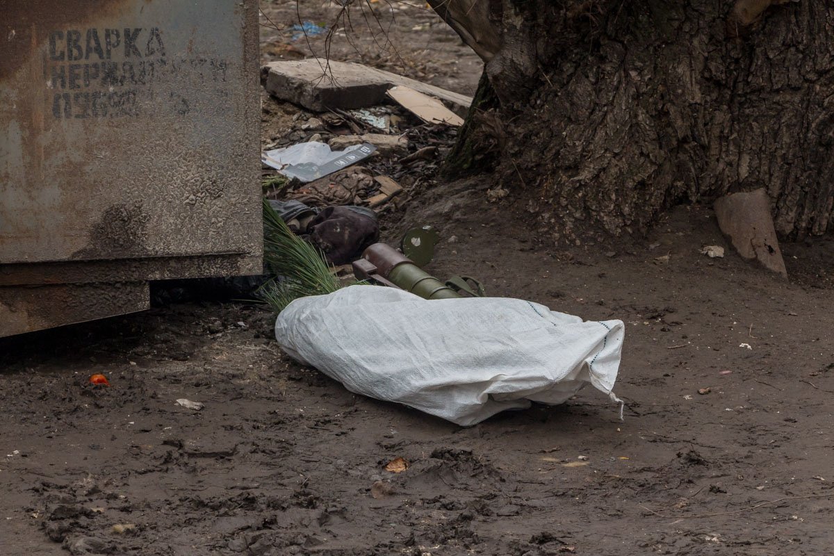 Новогодний РПГ-22 среди веток сосны Новогодний РПГ-22 среди веток сосны