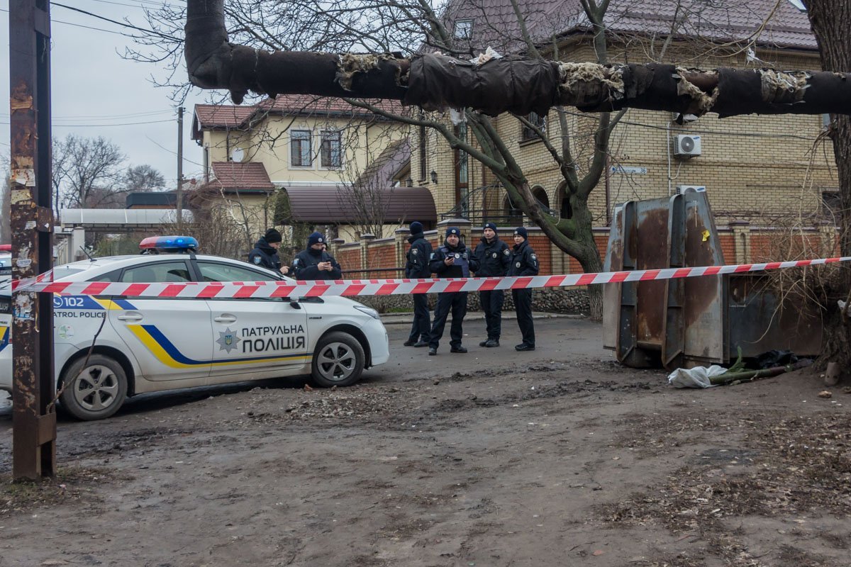 Полицейские сразу оградили территорию Полицейские сразу оградили территорию