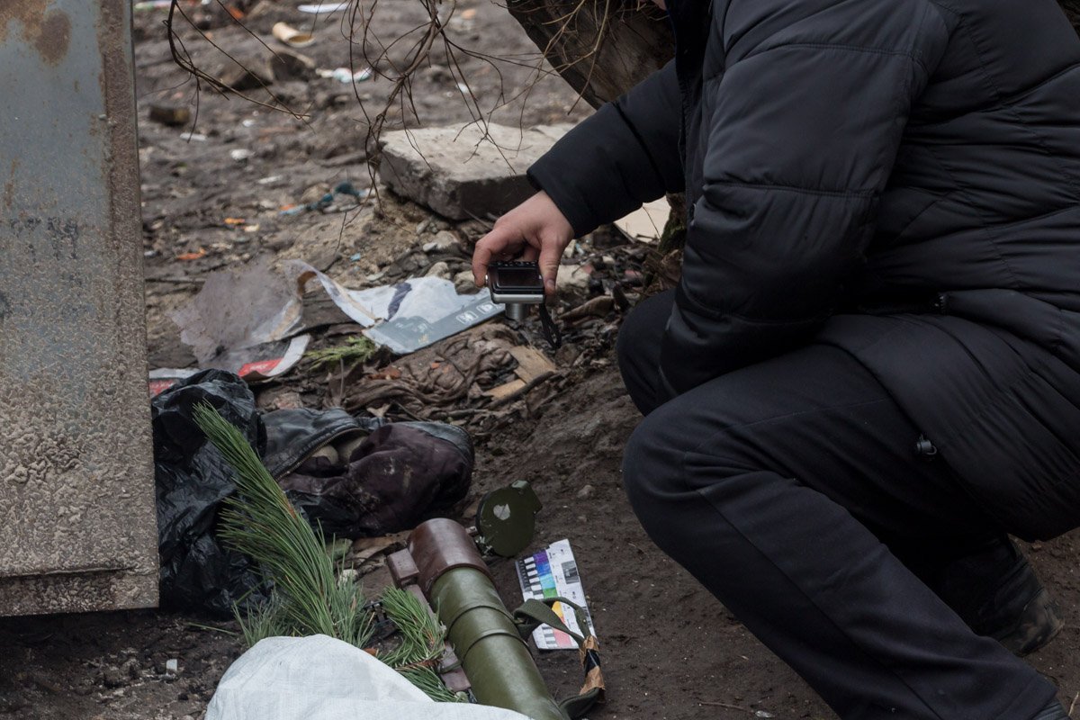 Следственно-оперативная группа проводит фотофиксацию Следственно-оперативная группа проводит фотофиксацию