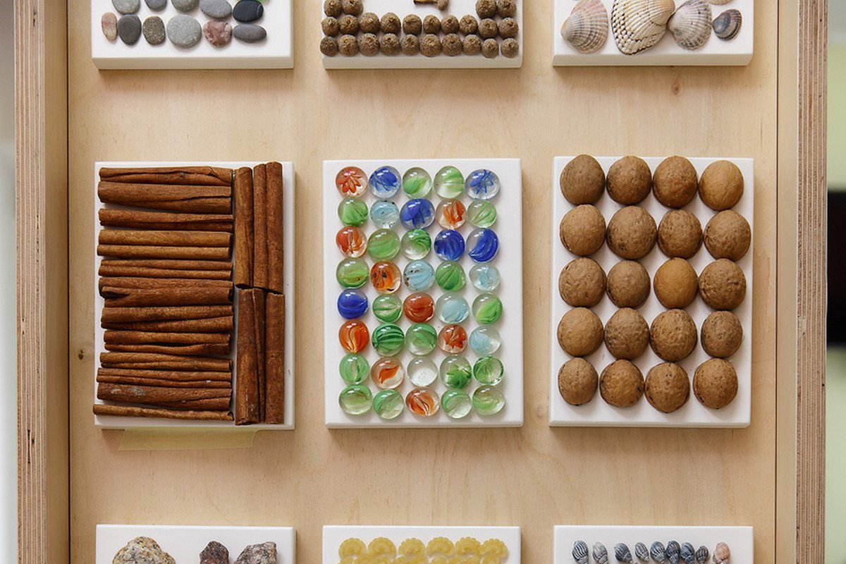 Простой объект предлагает множество сценариев игры, в ходе которой задействованы различные уровни моторики детского организма