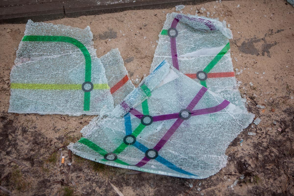 Разбитые стекла остановки на Набережной Заводской