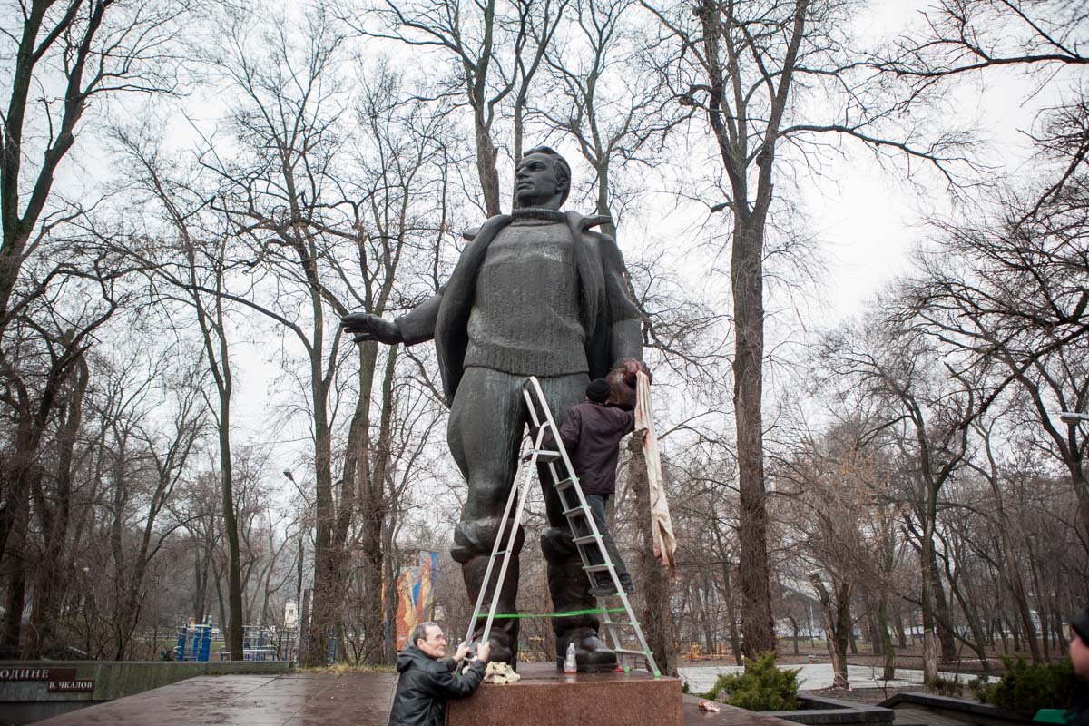 Памятник в парке Глобы разрисовали красной краской