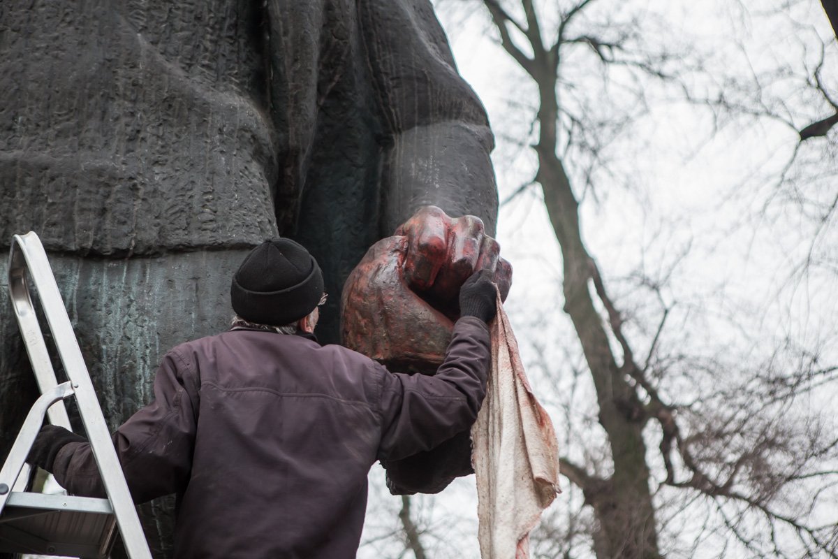 Памятник Чкалову отмыли от краски