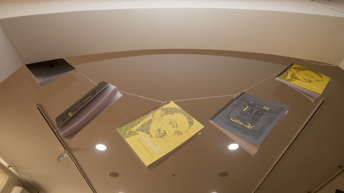 Экспозицию украшает литература о Сальвадоре Дали Экспозицию украшает литература о Сальвадоре Дали