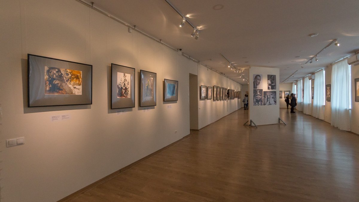 В зале находится 34 картины художника В зале находится 34 картины художника