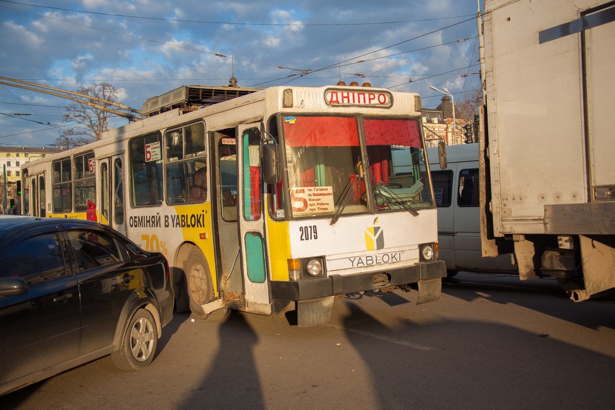 Троллейбус не мог проехать около часа