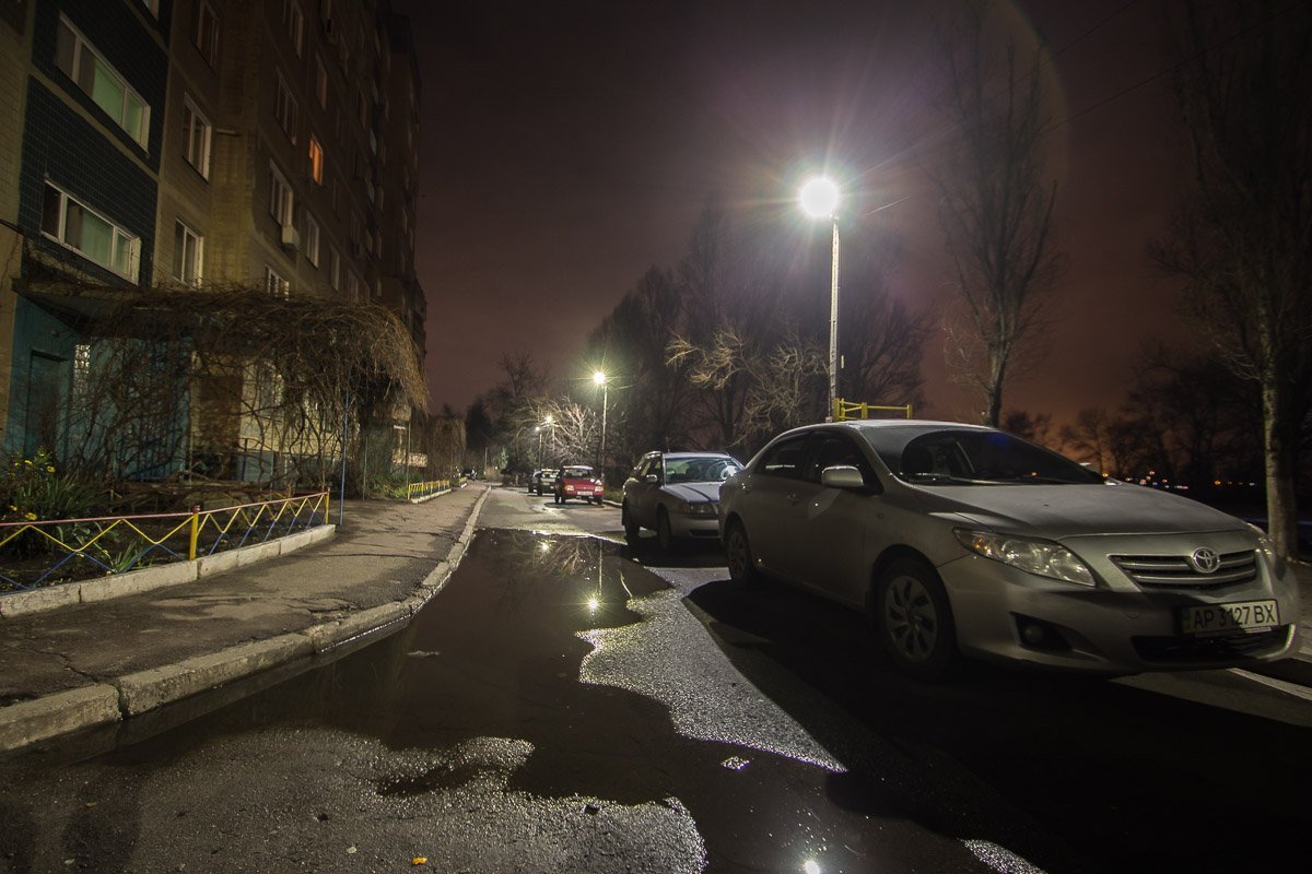 Уличные фонари охраняют районную романтику Уличные фонари охраняют районную романтику