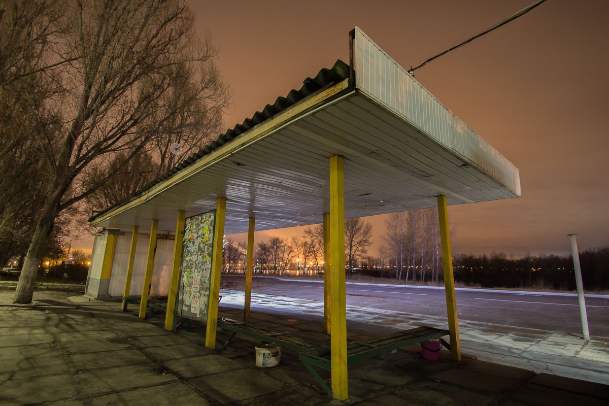 Трудно поверить, что днем здесь толпятся нетерпеливые пассажиры Трудно поверить, что днем здесь толпятся нетерпеливые пассажиры