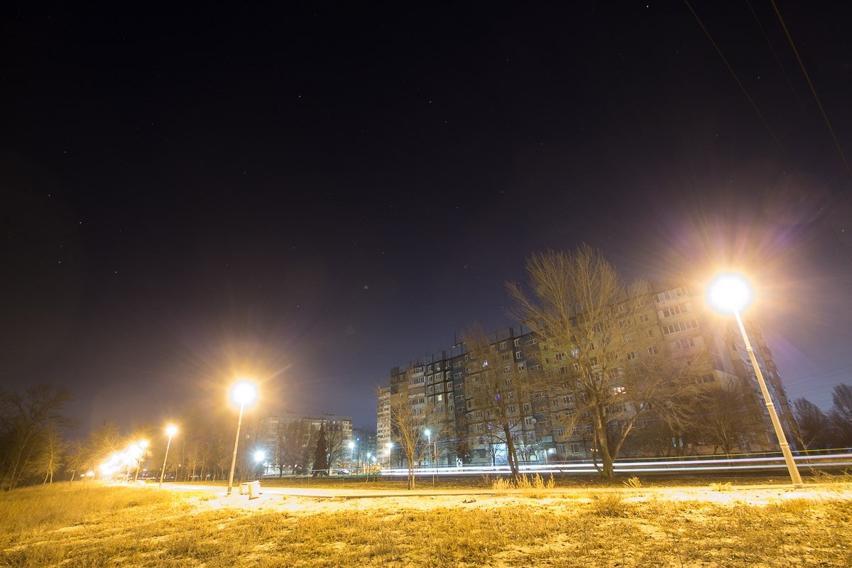 Ночное небо сливается с блеском фонарей Ночное небо сливается с блеском фонарей