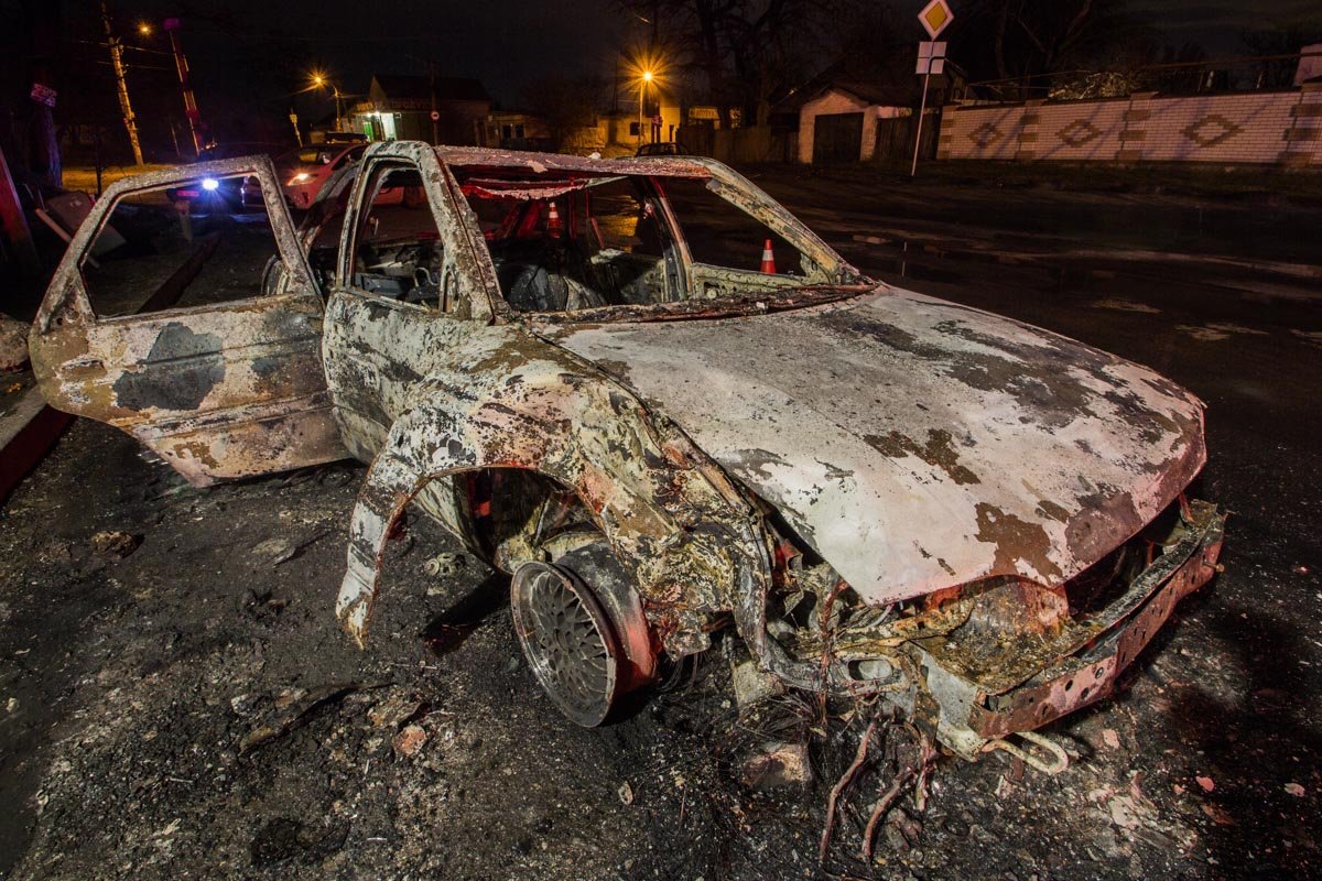 В салоне автомобиля находилось двое мужчин, которые успели скрыться с места происшествия до приезда полиции