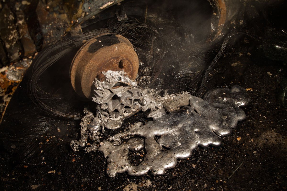 Расплавленный диск с колеса автомобиля