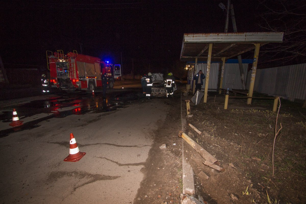 Водитель Ford не справился с управлением и врезался в остановку