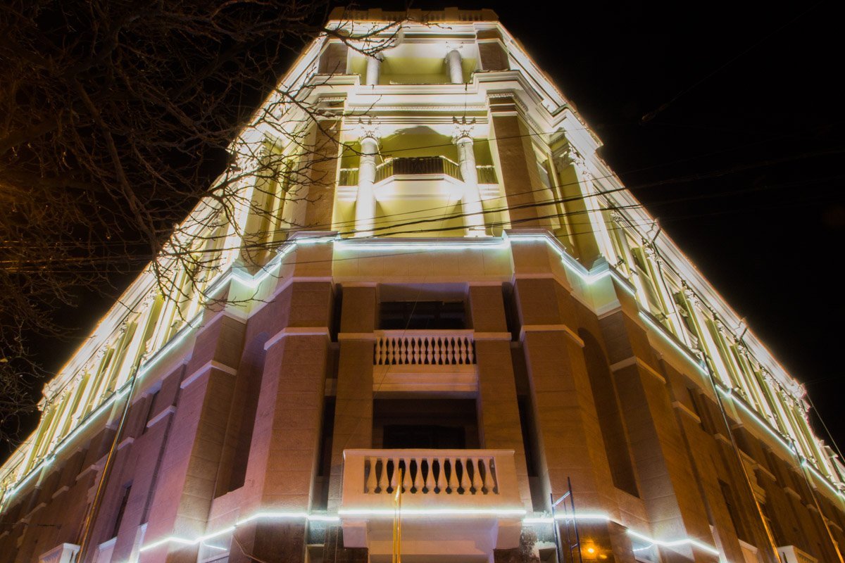 Яркий фасад здания на проспекте Яворницкого, 83 Яркий фасад здания на проспекте Яворницкого, 83