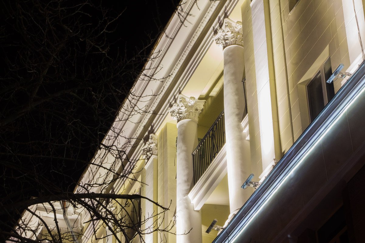 Смотря на дома, нельзя не обратить внимание на окна и балкончики Смотря на дома, нельзя не обратить внимание на окна и балкончики