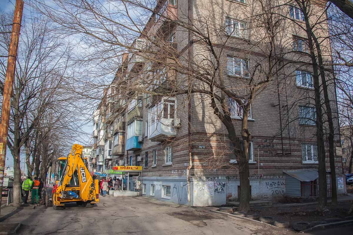 Конфликт между жильцами дома и "Зеленстроем" затянулся на несколько часов  Конфликт между жильцами дома и "Зеленстроем" затянулся на несколько часов