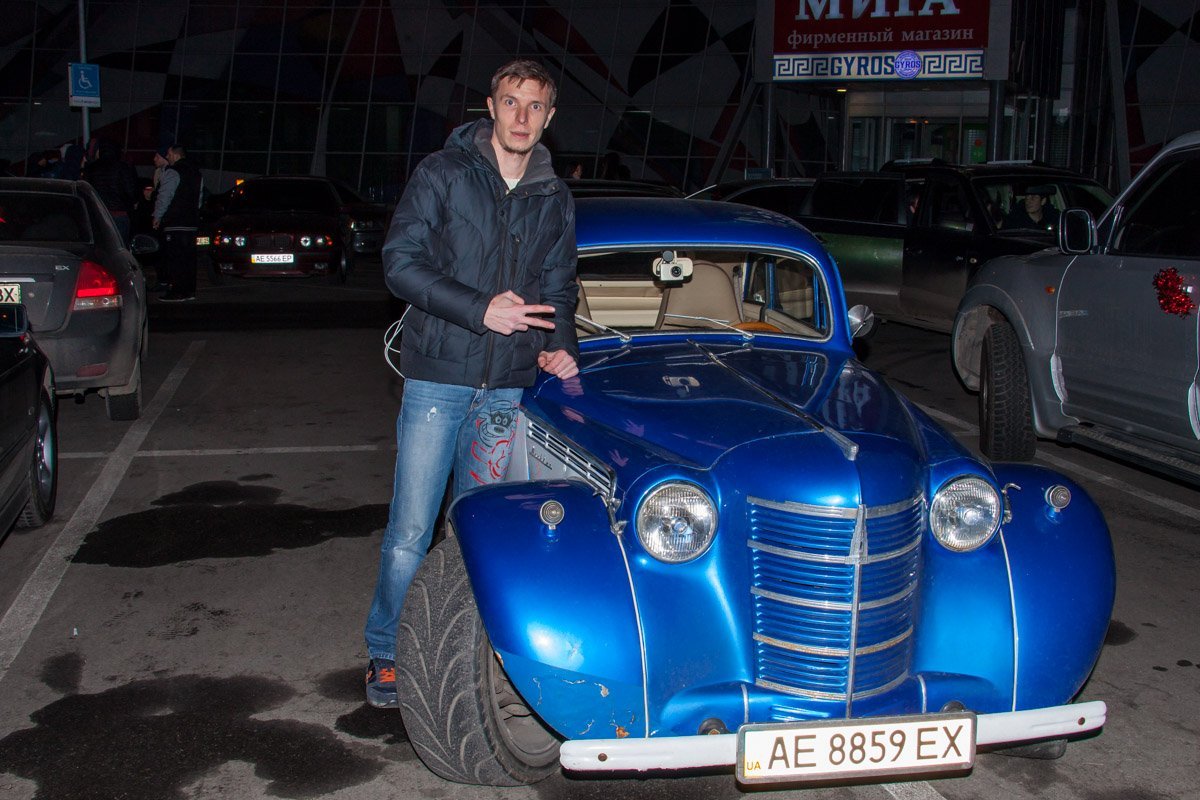 К старичку-москвичу было приковано все внимание К старичку-москвичу было приковано все внимание