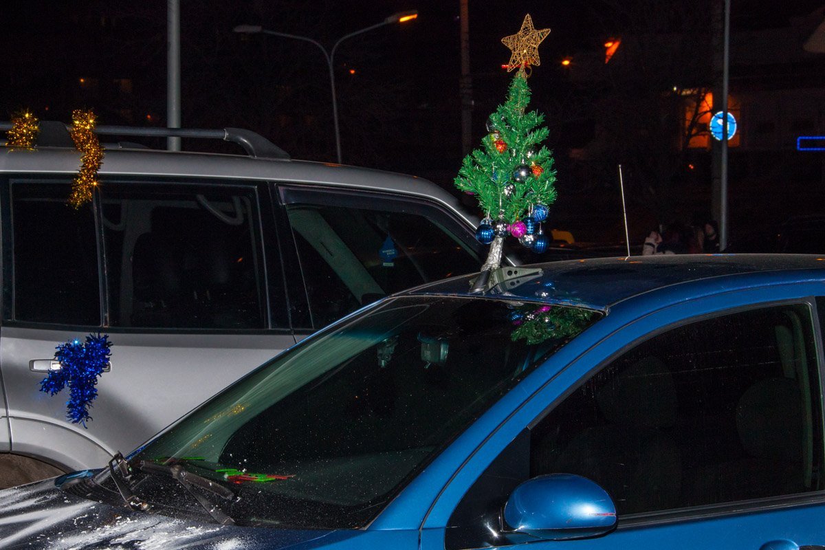 Машины украшали как могли Машины украшали как могли