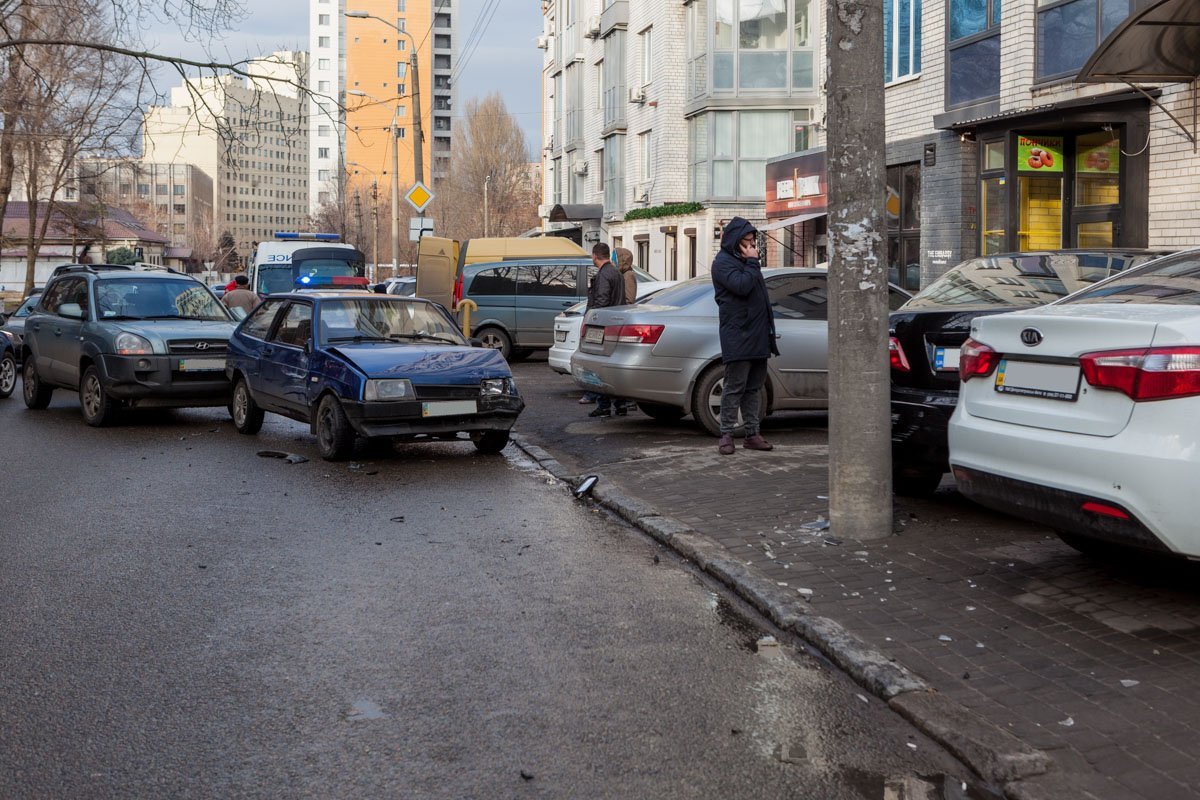 Два автомобиля столкнулись и протаранили 3 припаркованные машины Два автомобиля столкнулись и протаранили 3 припаркованные машины