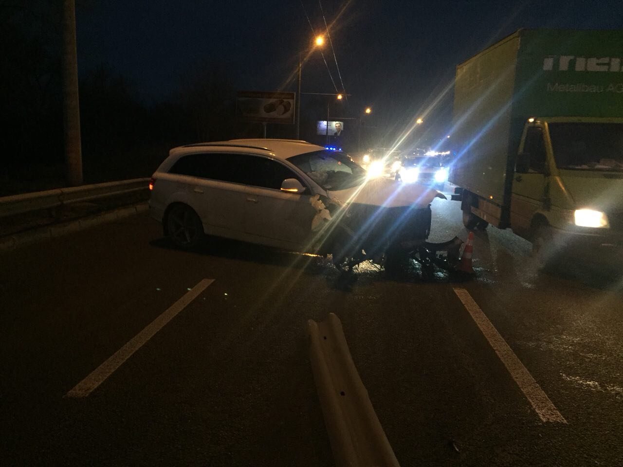 Автомобиль Audi Q5 въехал в отбойник Автомобиль Audi Q5 въехал в отбойник
