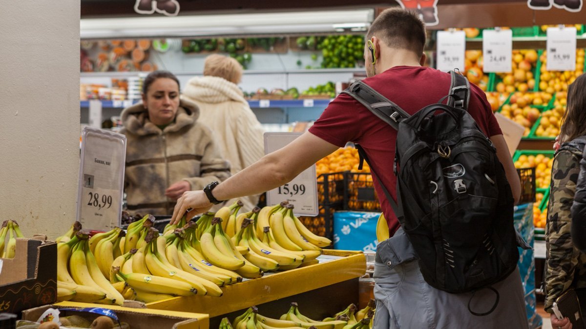 Люди докупают последние штрихи к столу