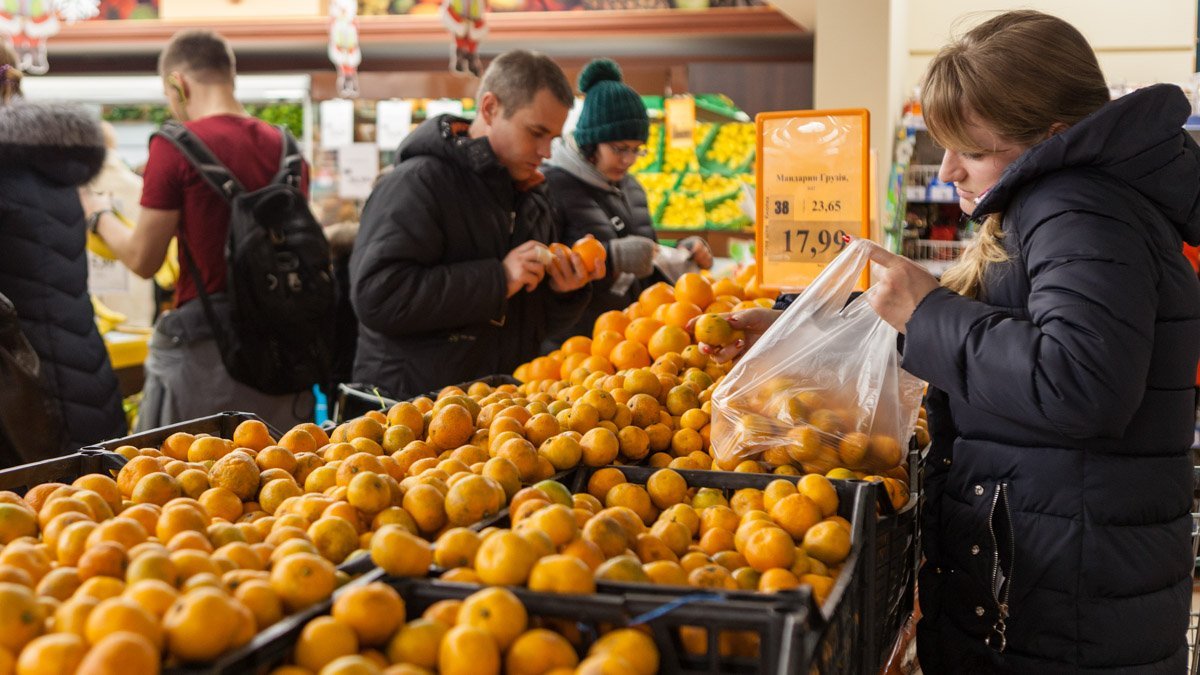 Возле фруктов и овощей собралось много народу