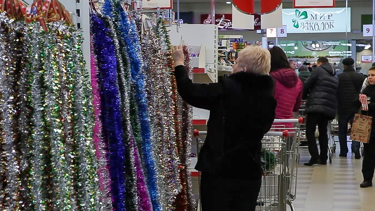 Елку пора украшать