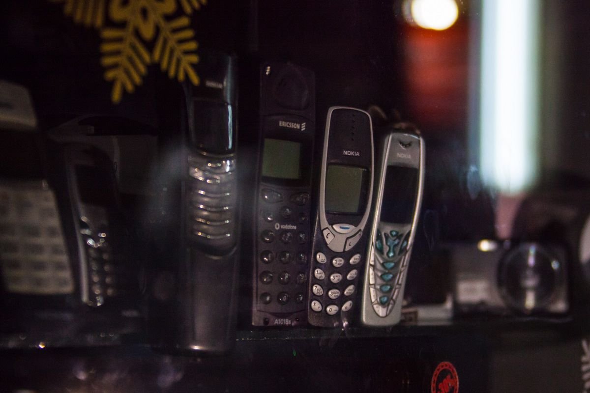 Прямо над яблочным гением красуются телефоны Nokia Прямо над яблочным гением красуются телефоны Nokia