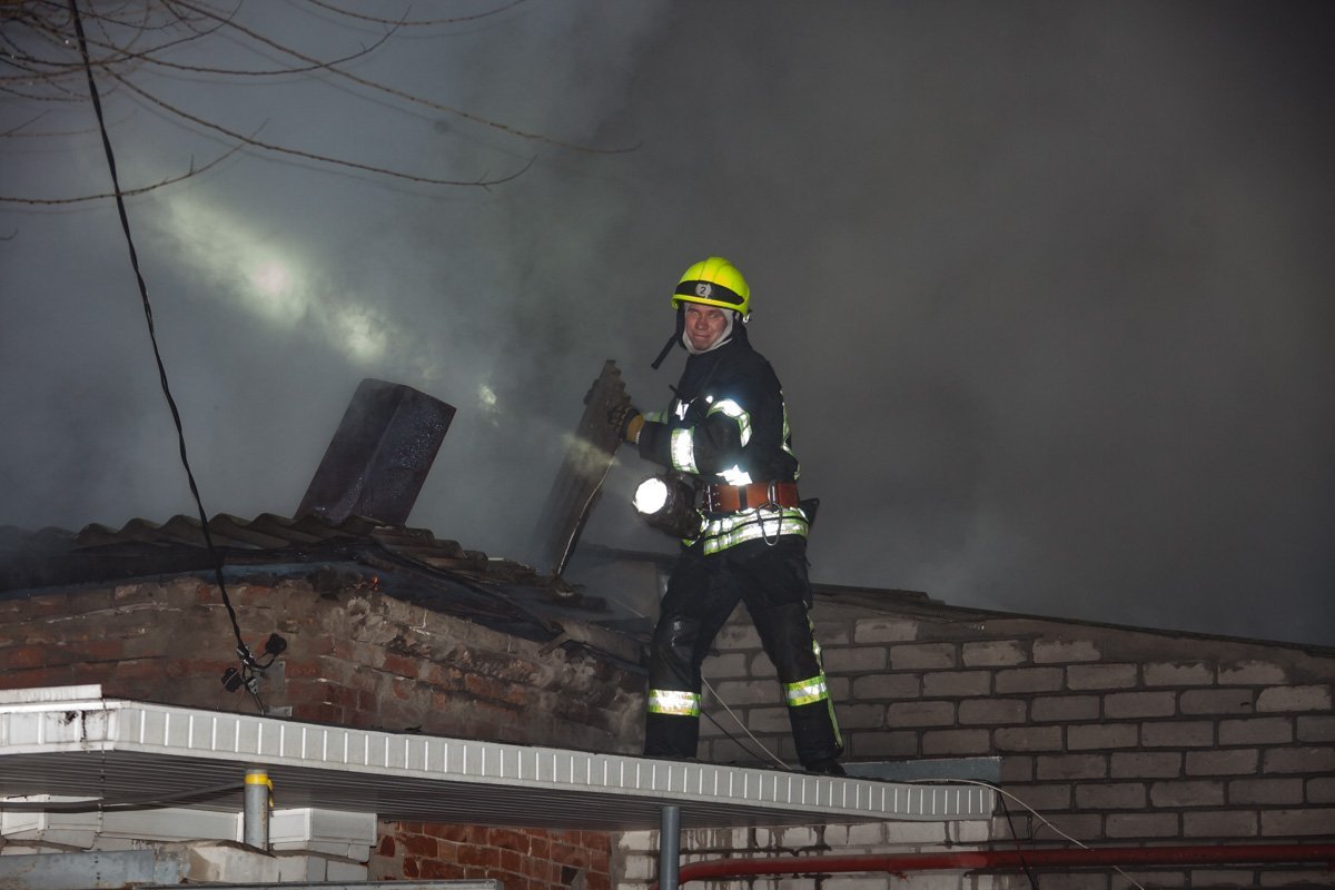 Спасатели разобрали всю крышу