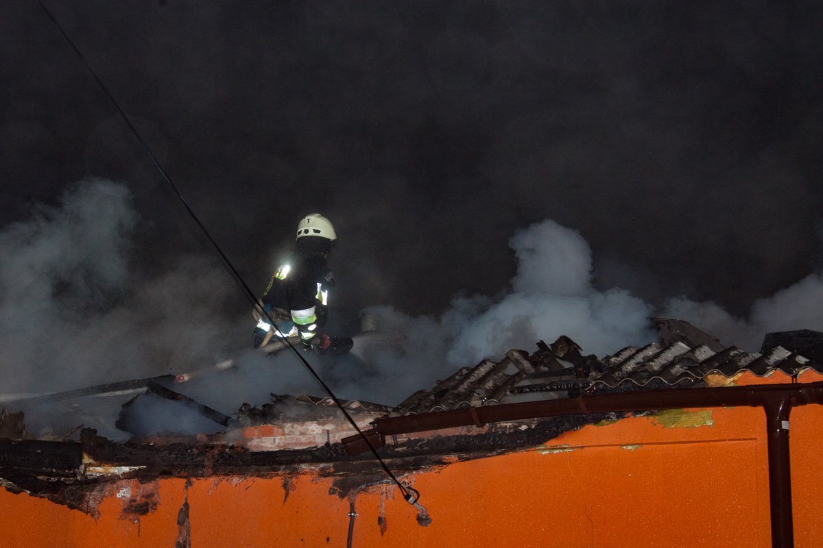 Гасили около часа